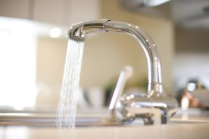 a running kitchen sink faucet in Bergheim