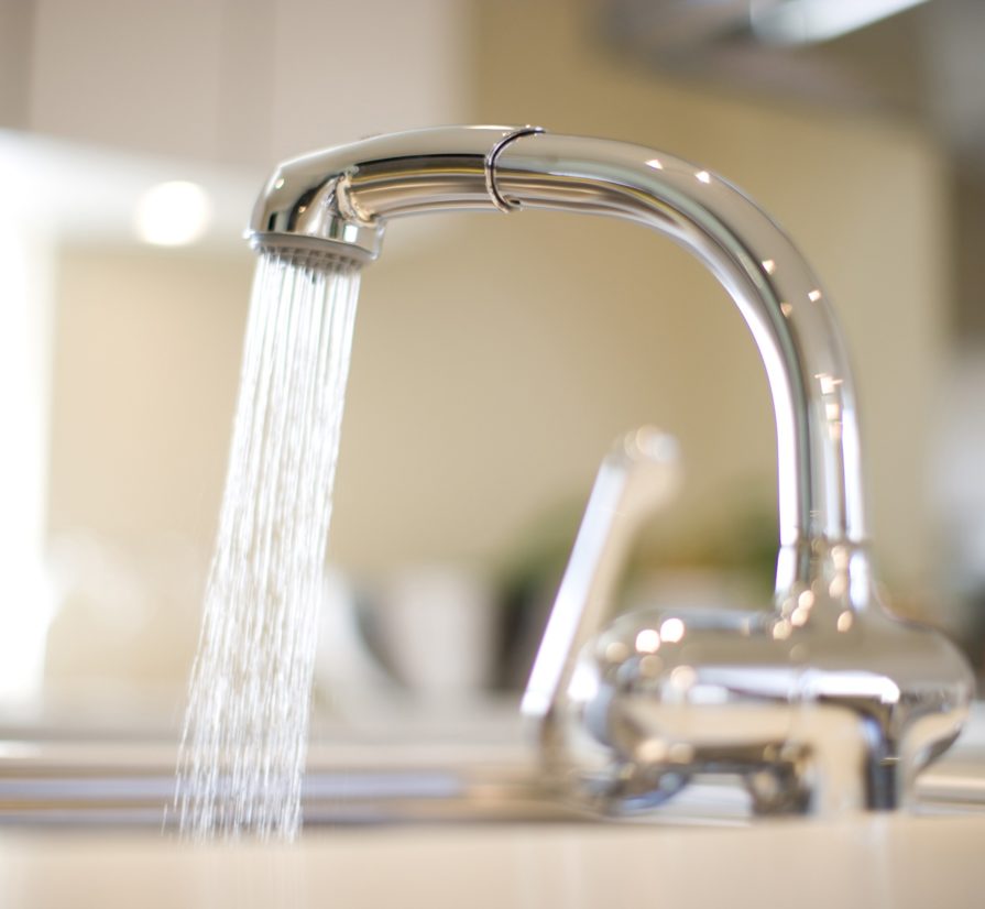 a running kitchen sink faucet in Bergheim